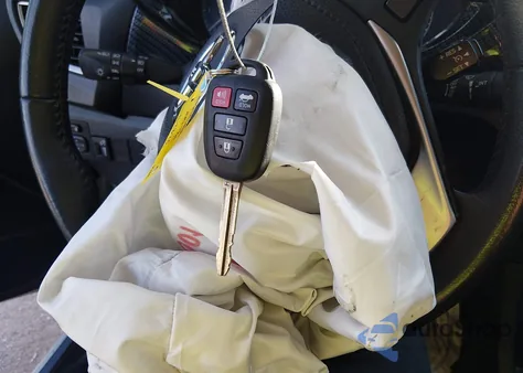 2014 Toyota Corolla S Plus z USA, uszkodzony, nr VIN 5YFBURHE3EP115299